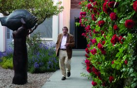 Günter Grass läuft durch den Garten seines Hauses.
