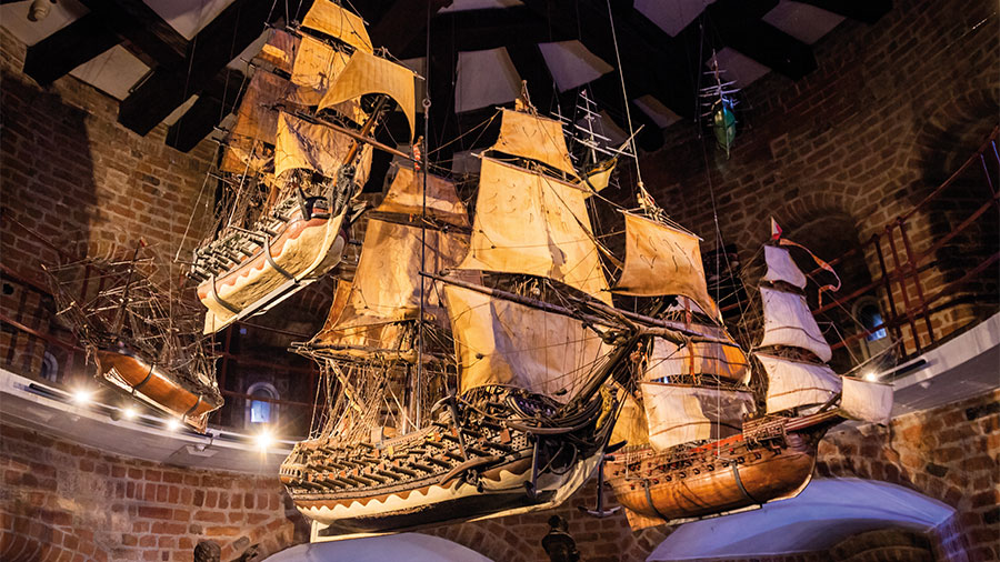 Das Modellschiff der "Hoffnung von Lübeck" und Weitere Modelle im Holstentormuseum