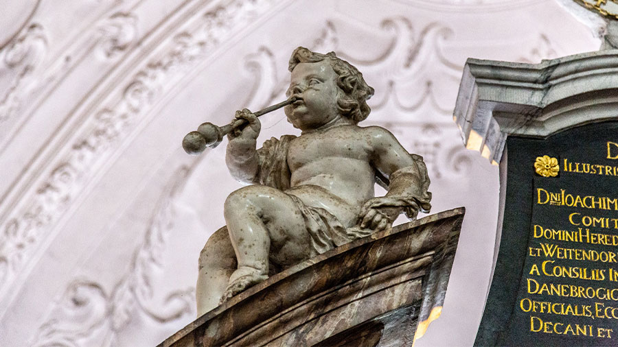 Seifenblasenengel Statue im Lübecker Dom