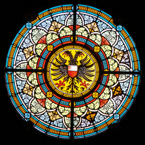 Ein Glasfenster an der Decke des Lübecker Rathauses.