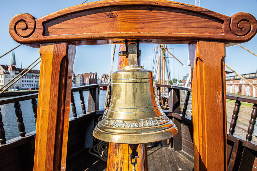 Die Schiffsglocke auf dem Hanseschiff "Lisa von Lübeck".