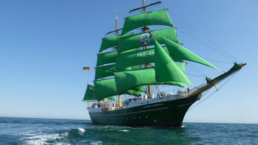 Die „Alexander von Humboldt II“ wirbt mit dem neuen Vorobermarssegel für die Sail 2020. Foto Rabbel