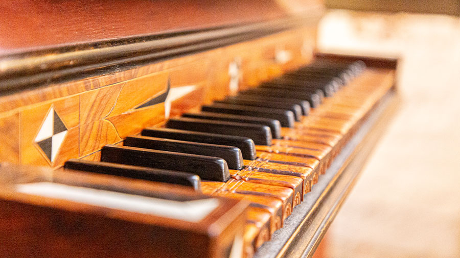 Die Tasten der spätbarocken Orgel.