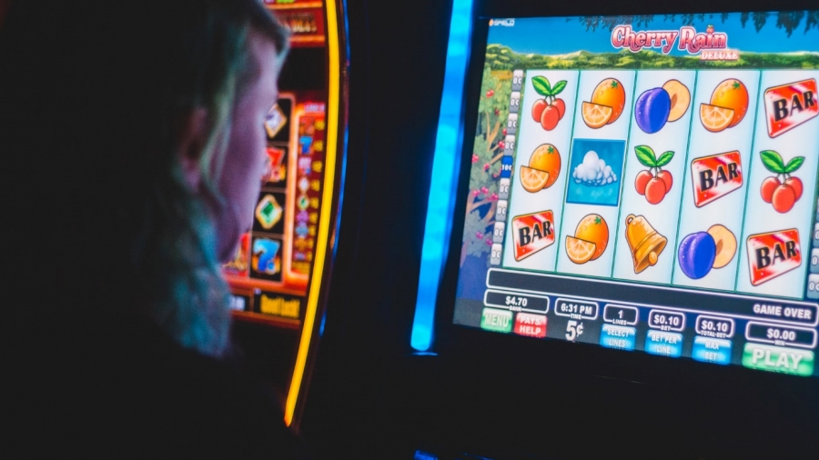 Eine Frau spielt an einem Spielautomaten in einem Casino
