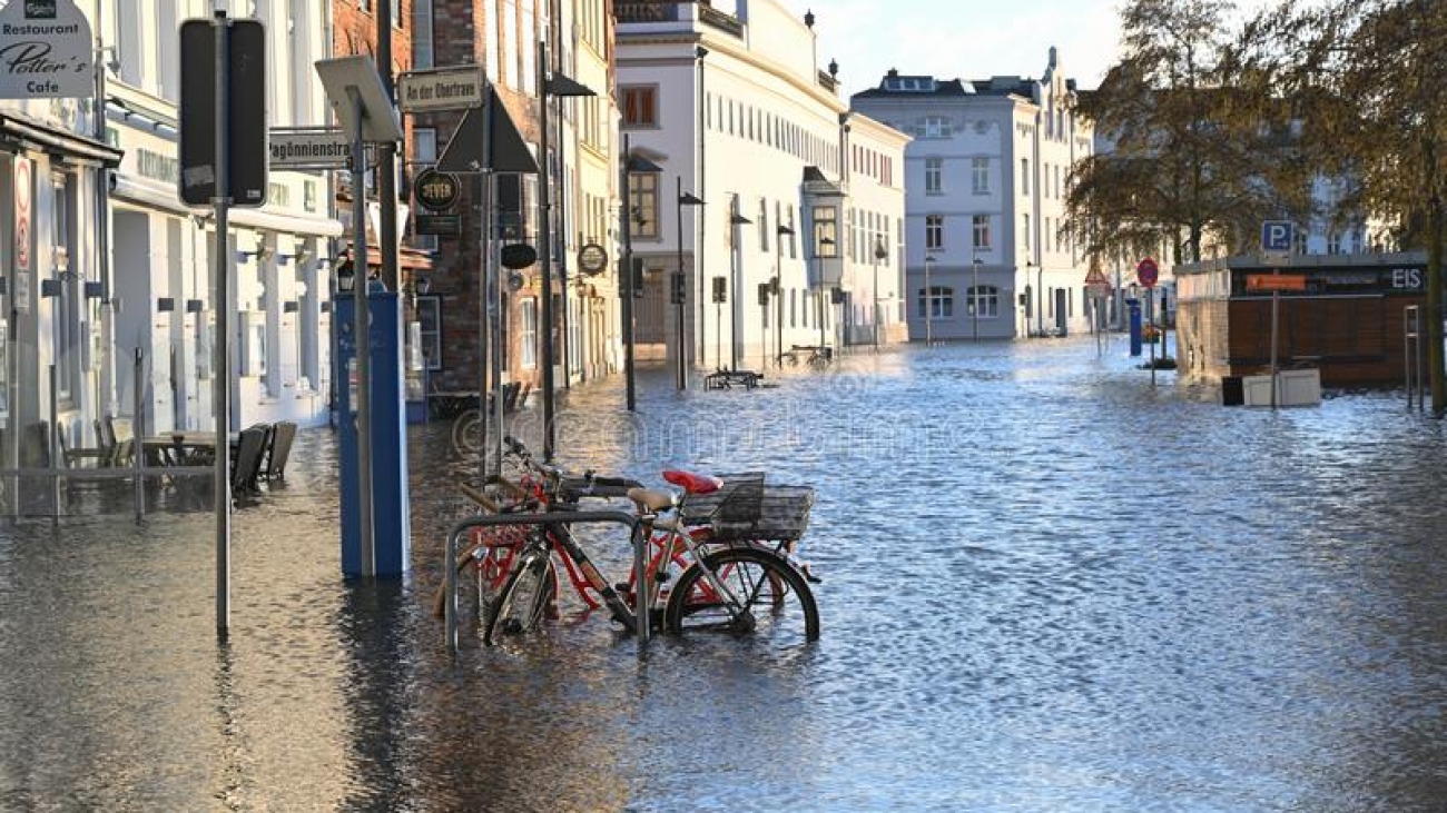 luebeck-germany-january-bicycles-flood-river-trave-high-water-historic-old-town-luebeck-luebeck-135773980