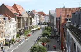 Eine Straßenflucht von oben. Am linken Bildrand sieht man das Theater Lübeck, zentral ist eine Baumreihe zu erkennen.