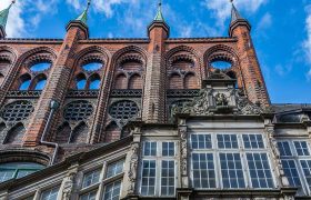 Zwei Elemente des Lübecker Rathauses, die gotische Schmuckfassade und die Renaissance-Treppe wurden von unten fotografiert