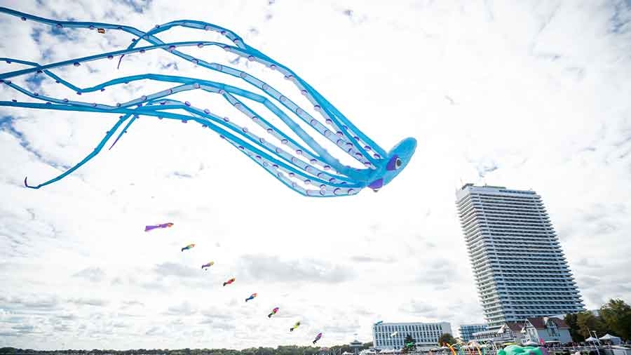 Vor dem Maritim in Travemünde fliegt eine große, blaue Qualle als Drachen