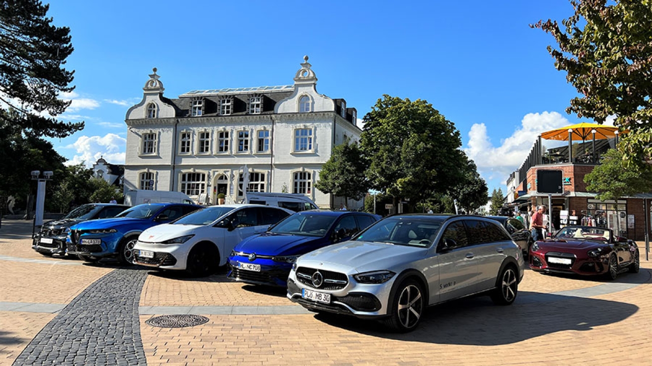 Vor dem Rathaus von Timmendorfer Strand stehen eine Reihe höherpreisiger Autos