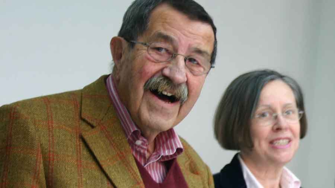 Der Schriftsteller Günter Grass schaut freundlich in die Kamera