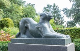 Eine Panther Statue im Schulgarten an der Falkenwiese.