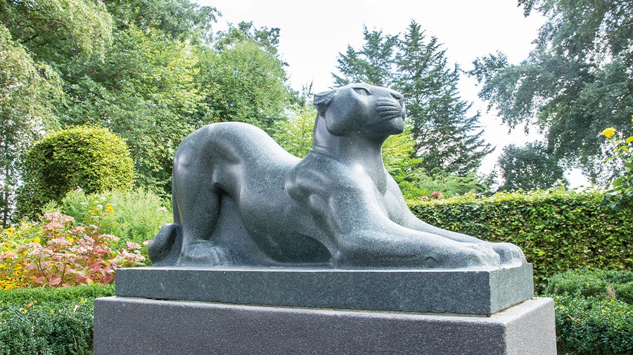 Eine Panther Statue im Schulgarten an der Falkenwiese.