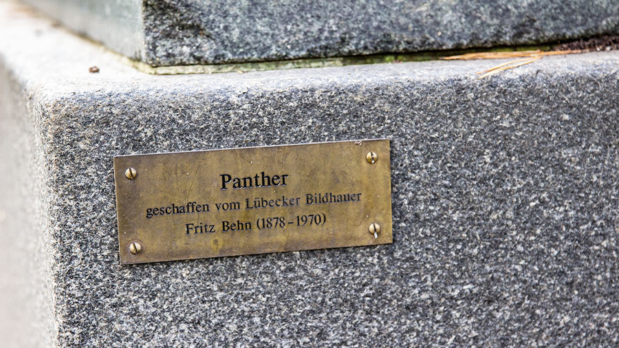Das Namensschild des "Panther" am Sockel der Statue.