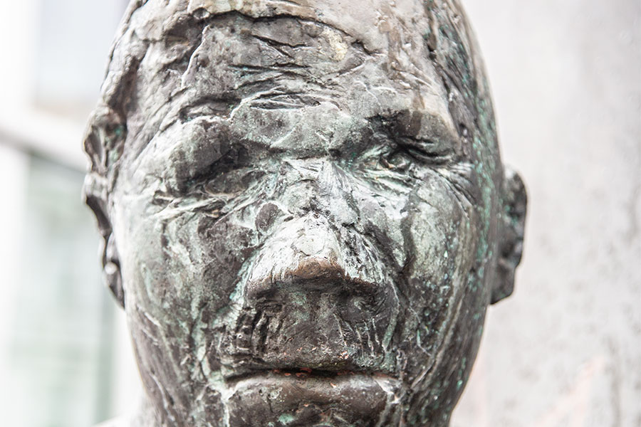 Der Kopf eines Bronze Mannes in der Plastik "Drehtür".