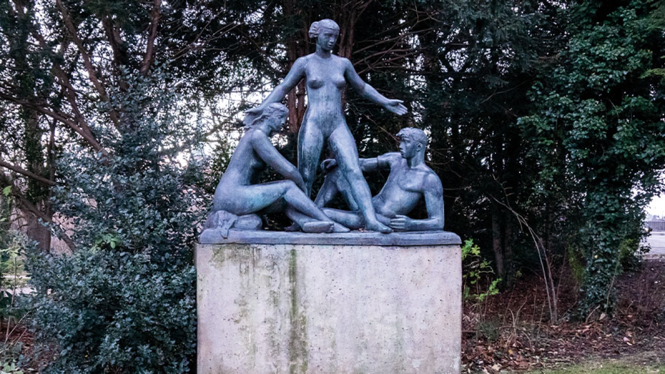 Die Statue "Mädchengruppe" am Gustav-Radbruch-Platz.