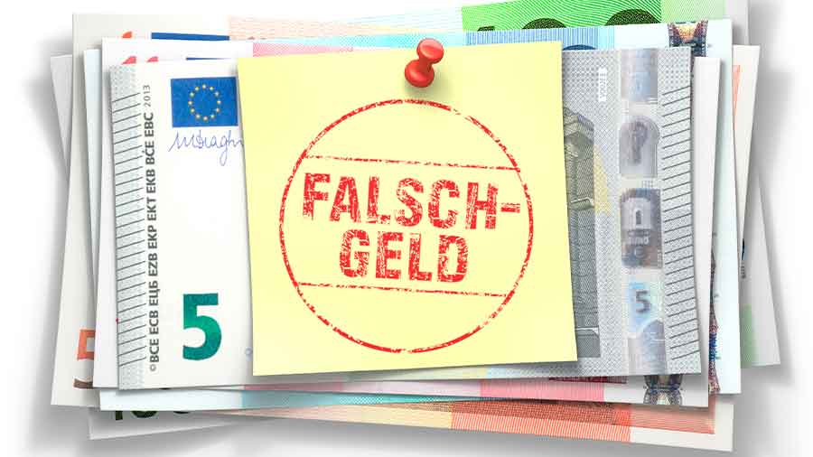 Mehrere Euro-Banknoten hängen mit einem Post-It an einer Pin-Nadel. Auf dem Post-It steht "Falschgeld"