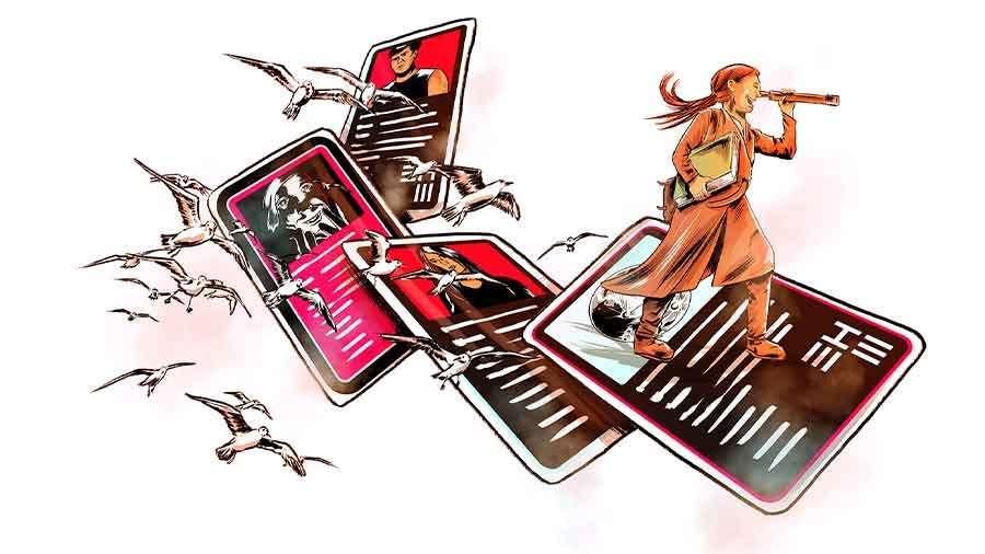 In einer Zeichnung fliegen Rollenspielkarten durch das Bild, auf denen ein Mädchen mit Fernrohr vor dem Auge und Buch unter dem Arm entlangläuft