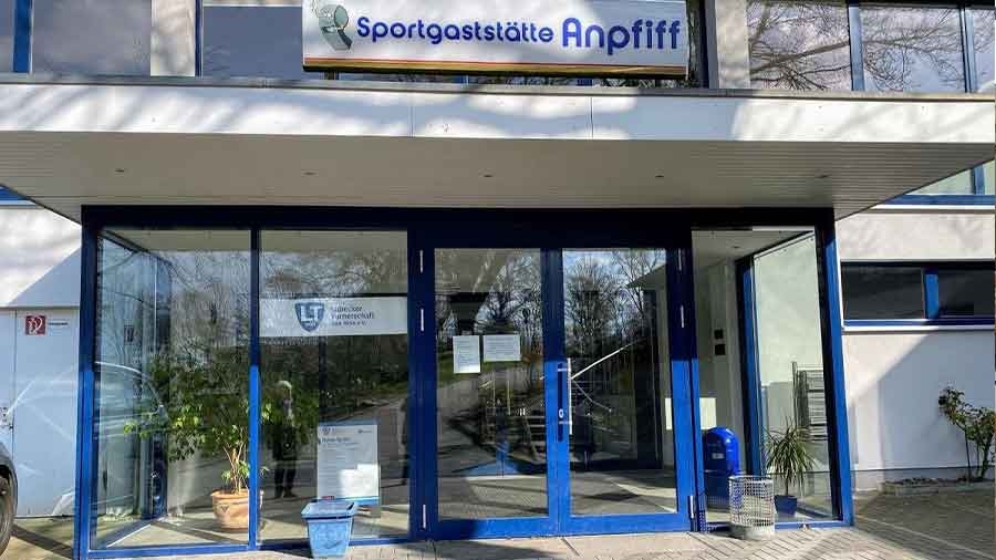 Der Eingang zur Sportgaststätte "Anpfiff" in Lübeck
