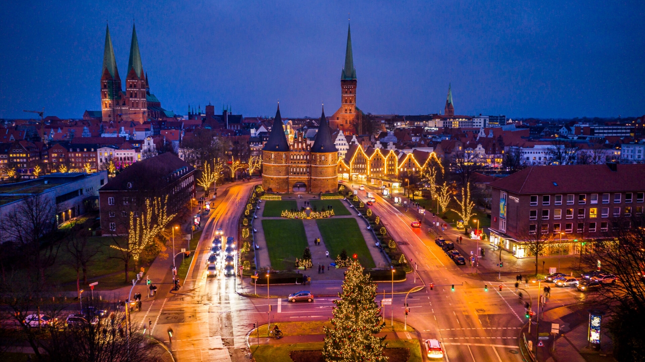 Lübeck_Holstentor Weihnachtsbeleuchtung © LTM