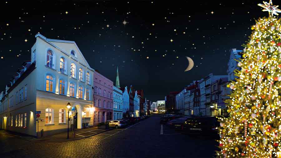Ein Blick in eine weihnachtlich beleuchtete Lübecker Innenstadtstraße