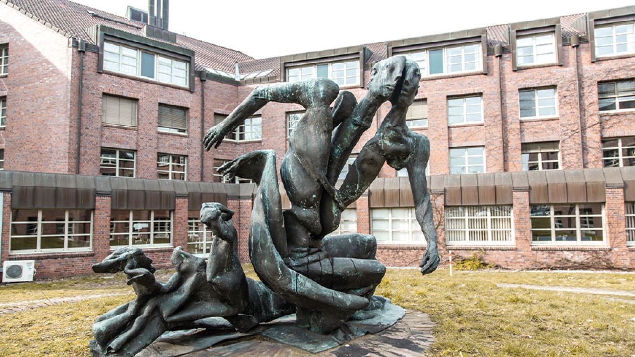 Die Skulptur "Aufspringender" in der Hans-Boeckler-Straße in Lübeck.