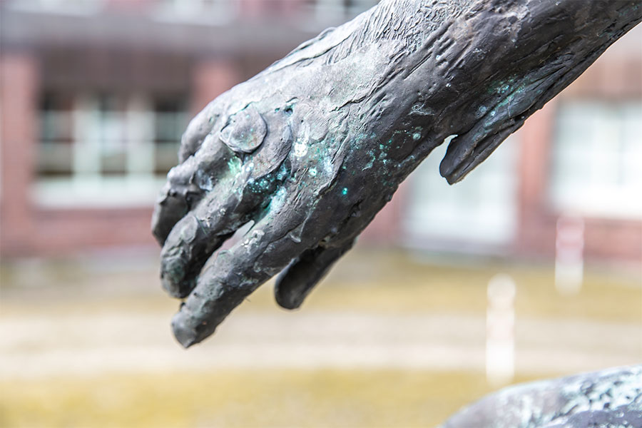 Die Hand der Skulptur "Aufspringender" in Lübeck