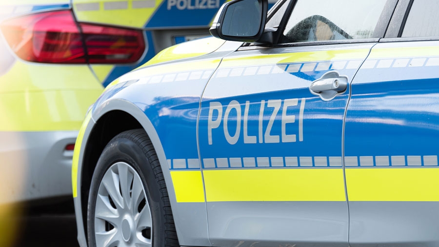 Zwei deutsche Polizeiautos stehen hintereinander.