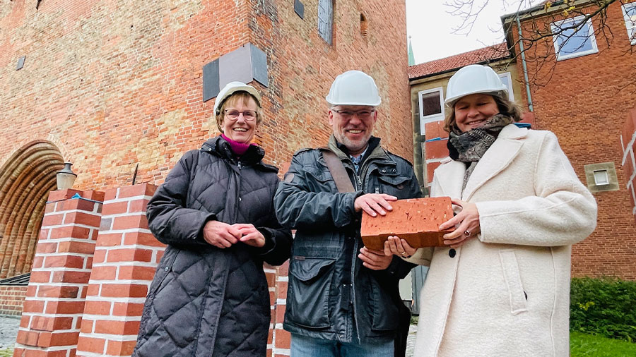 Projektleiterin Dr. Cornelia Schäfer, Dom-Pastor Martin Klatt und Heike Reimann, Fundraiserin des Sieben Türme-Projekts, hoffen auf einen baldigen Start der Türme-Sanierung.