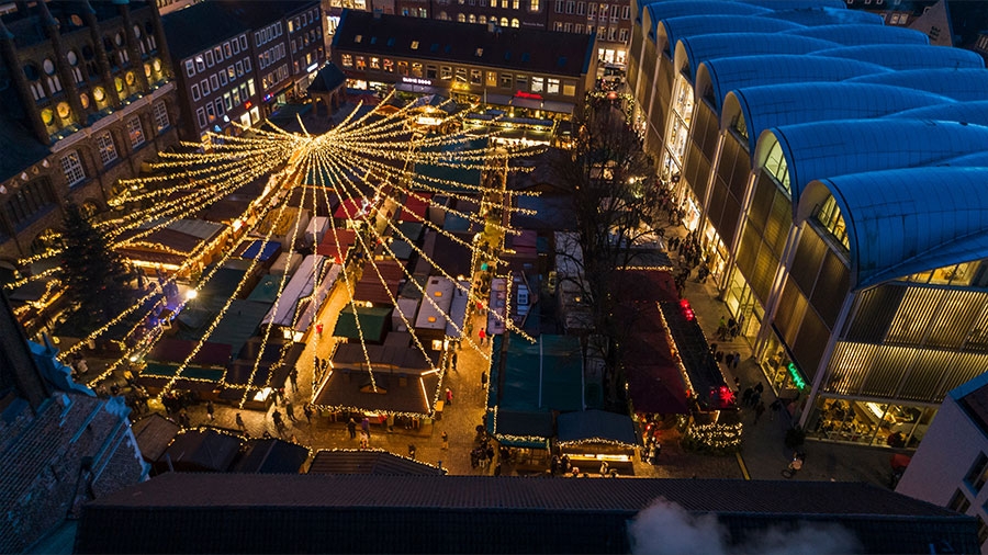 Der Weihnachtsmarkt auf dem Lübecker Marktplatz von oben.