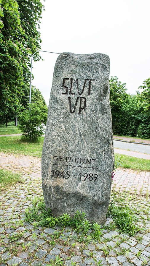 Ein Stein am Wegesrand mit dem Schriftzug "Slut Up".
