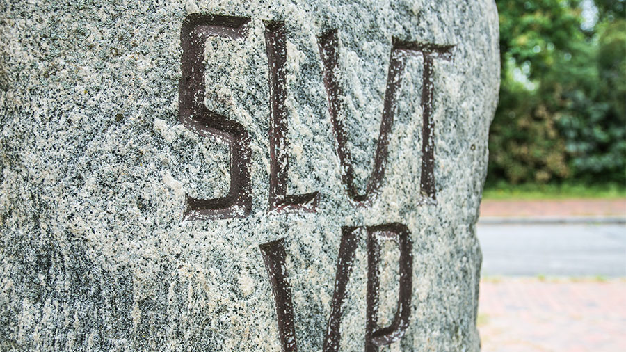 Ein Stein in den "Slut Up" eingraviert ist.