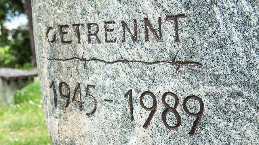 "Getrennt 1945-1989" eingraviert in einen Stein.