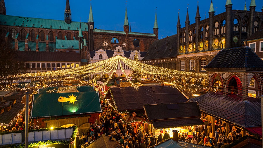 Der traditionelle Weihnachtsmarkt auf dem Marktplatz in Lübeck.