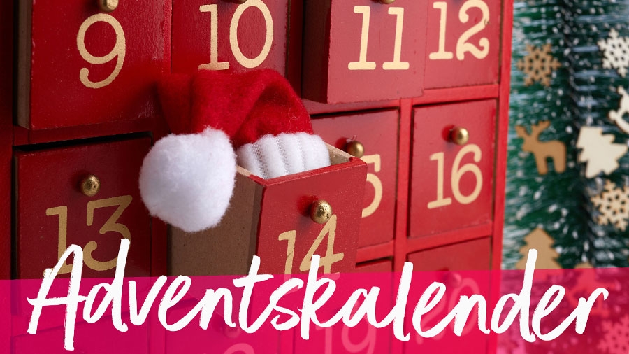 Der Schriftzug "Adventskalender" und im Hintergrund mehrere nummerierte Schubladen, von denen eine geöffnet ist und eine Weihnachtsmütze rausragt.