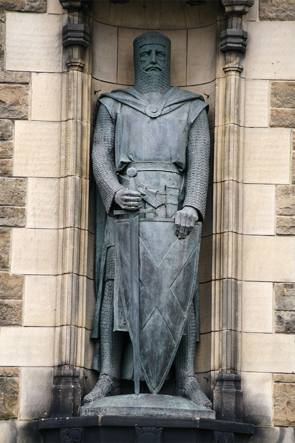 Eine Statue steht in einem Einlass in der Wand.