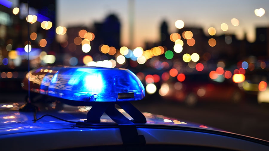 Das Blaulicht eines Polizeiwagens am Abend.