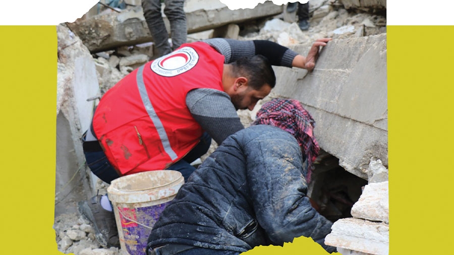 Ein Mann und eine Frau graben in den Trümmern eines Gebäudes.