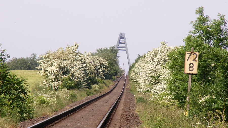 Die Zugstrecke vor der Fehmarnsundbrücke auf Fehmarn.