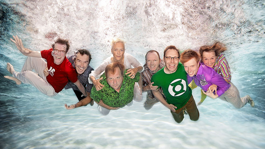 Die Theatergruppe Instant.SL posiert zu siebt unter Wasser.