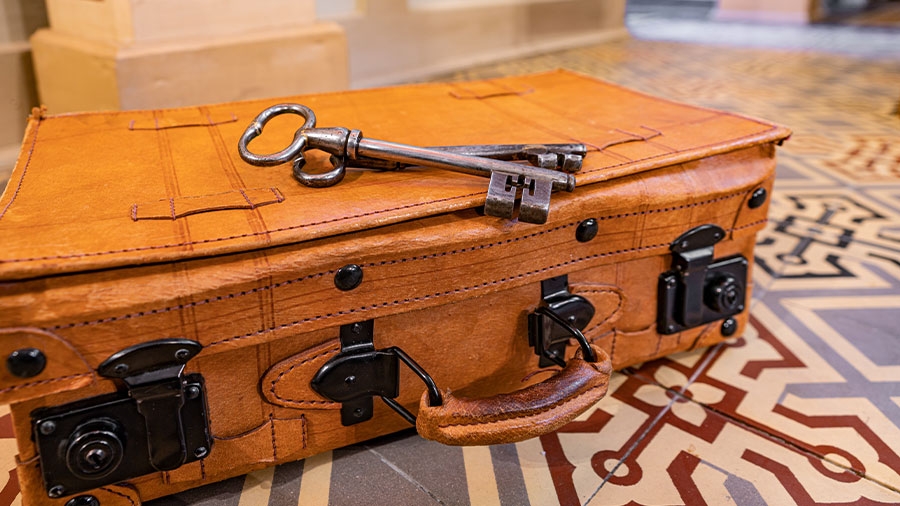 Ein märchenhafter Koffer mit liegt auf dem Bode, auf ihm liegen zwei große Schlüssel.