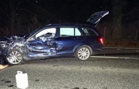 Ein vom Unfall zerstörter Mercedes steht beschädigt auf der Fahrbahn.