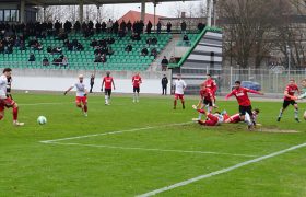 Ein Fußballspiel zwischen dem VfB Lübeck und Hannover 96 II.