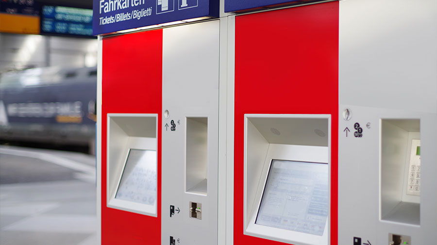 Zwei Fahrkartenautomaten in einer U-Bahn Station.