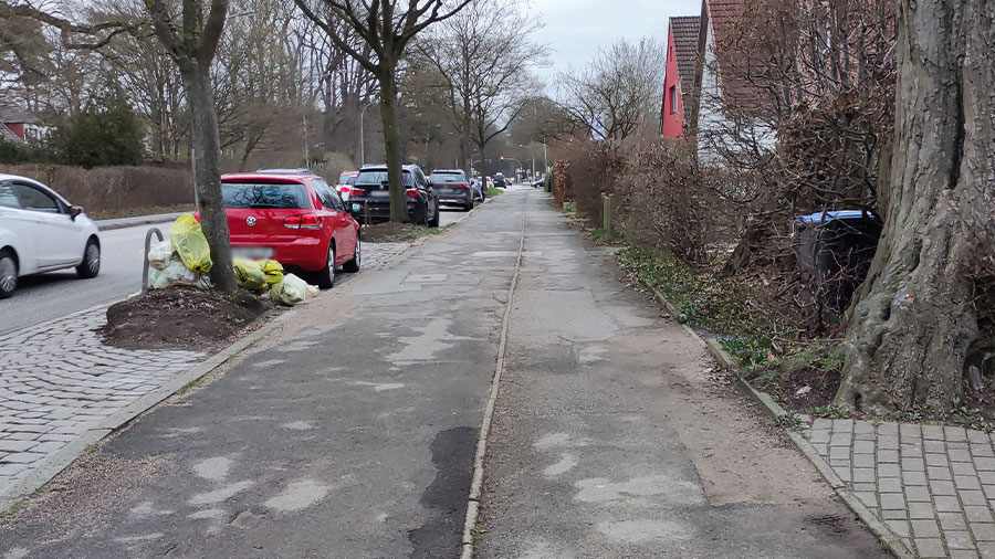 Ein schlechter Fahrradweg in Lübeck Wesloe.