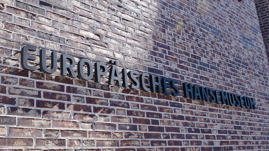 Der Schiftzug des EHM in Lübeck an der Außenfassade.