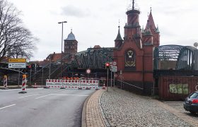 Die Hubbrücke gegenüber der Altstadtinsel ist abgesperrt.