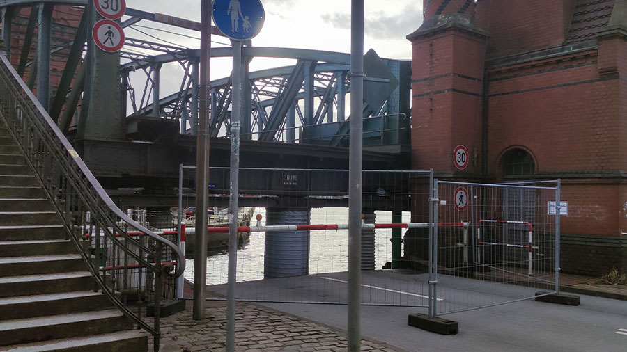 Die gesperrte Hubbrücke in Lübeck steckt in der oberen Hälfte fest.