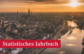 Ein schönes Bild der Hansestadt Lübeck mit einer Einblendung, in der "Statistisches Jahrbuch" steht.