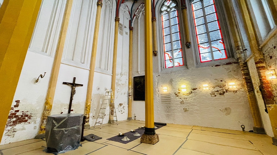 Die leergeräumte Briefkapelle in der St. Marien Kirche Lübeck.