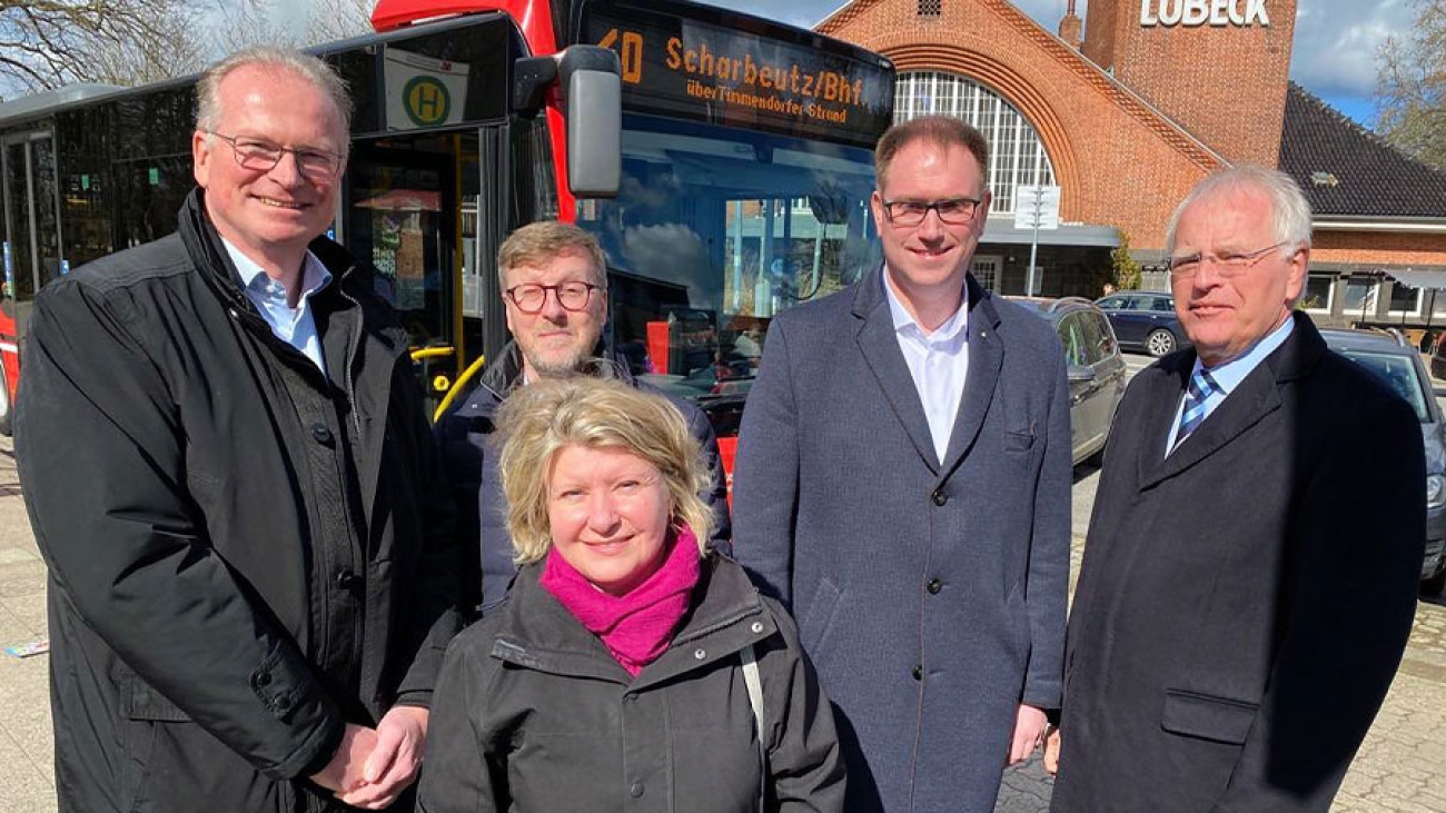 Bürgermeister Jan Lindenau steht gemeinsam mit weiteren Personen vor einem Bus.